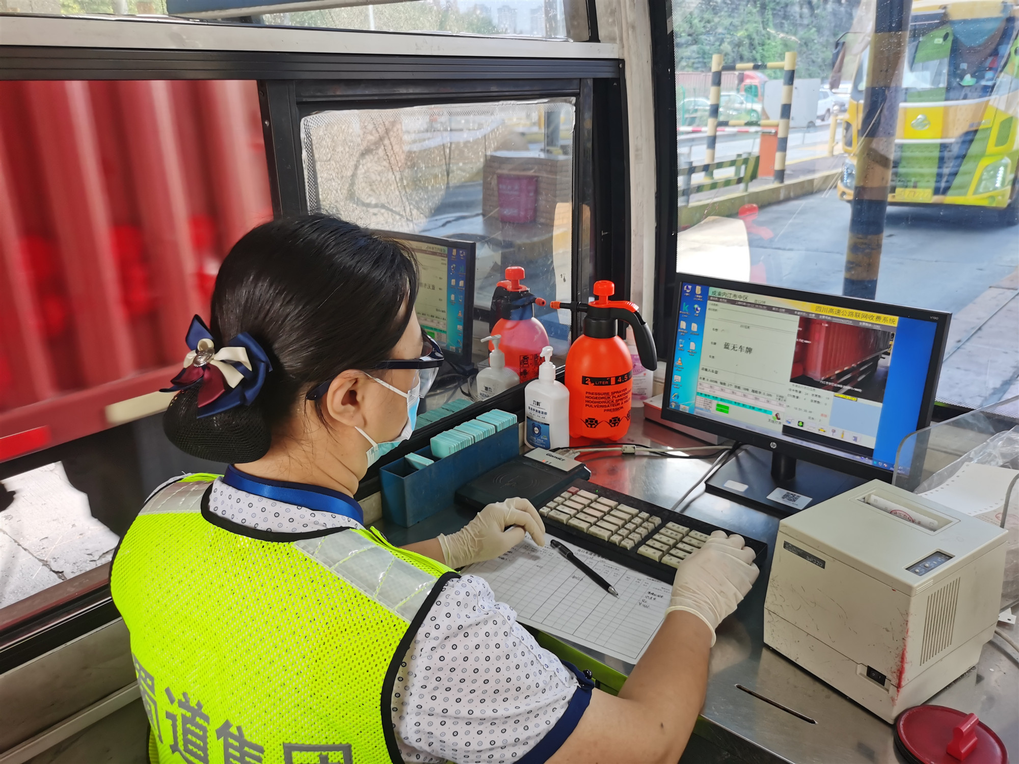 成渝高速内江段各收费站持续抓牢疫情防控工作