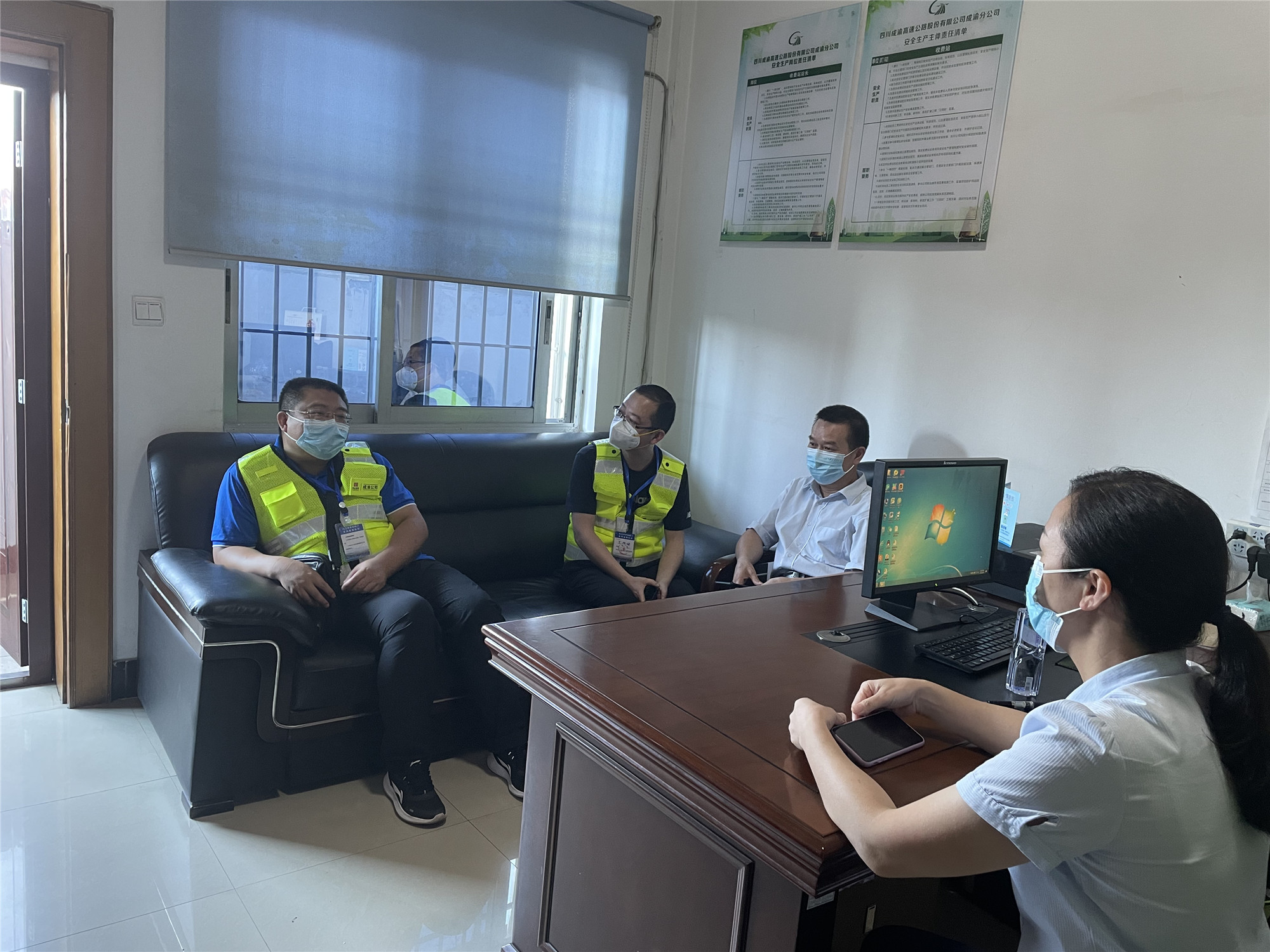 内江管理处到各驻点开展防疫检查暨生活慰问