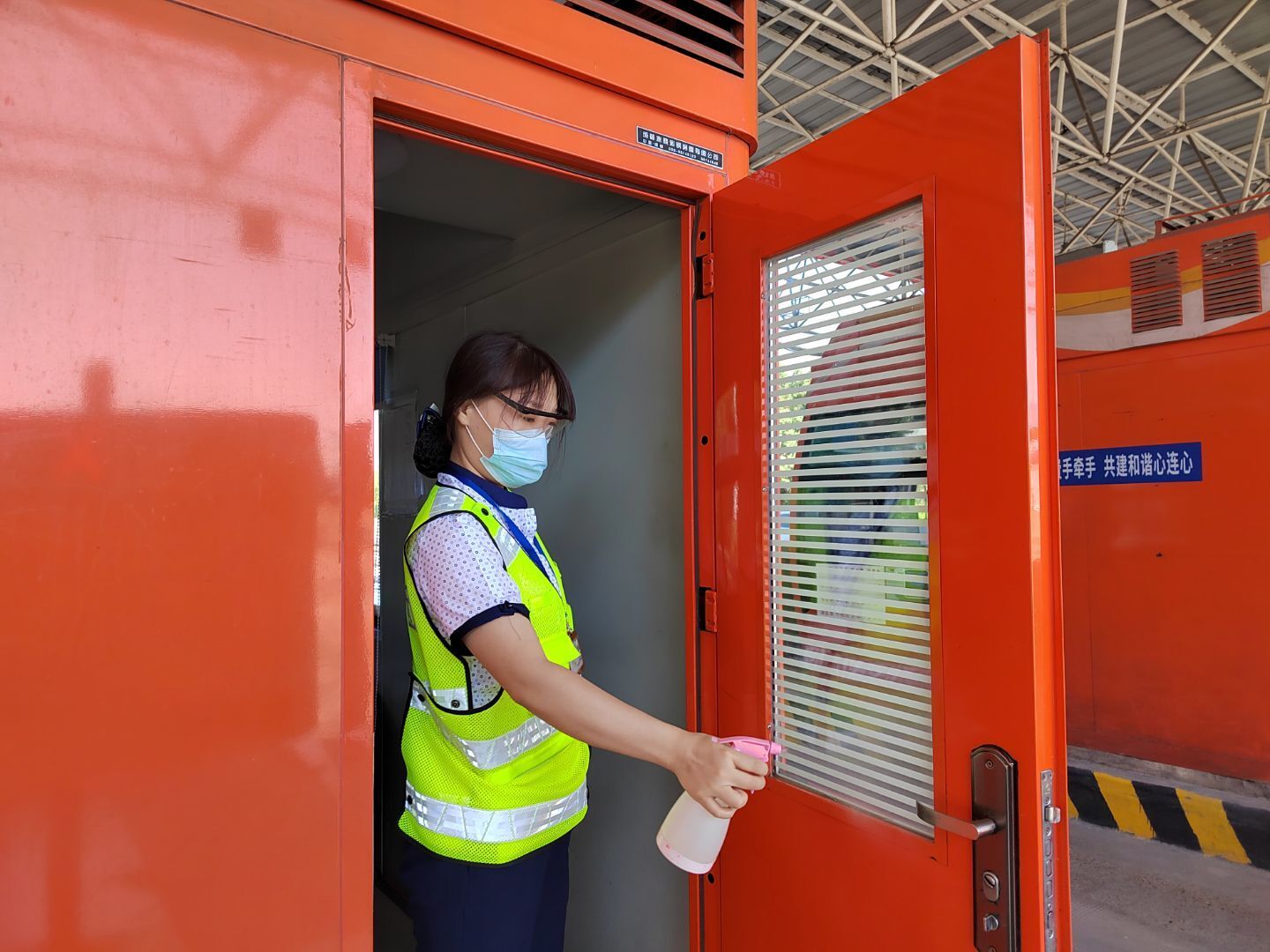 成渝高速内江段各收费站进一步筑牢疫情防控高速防线