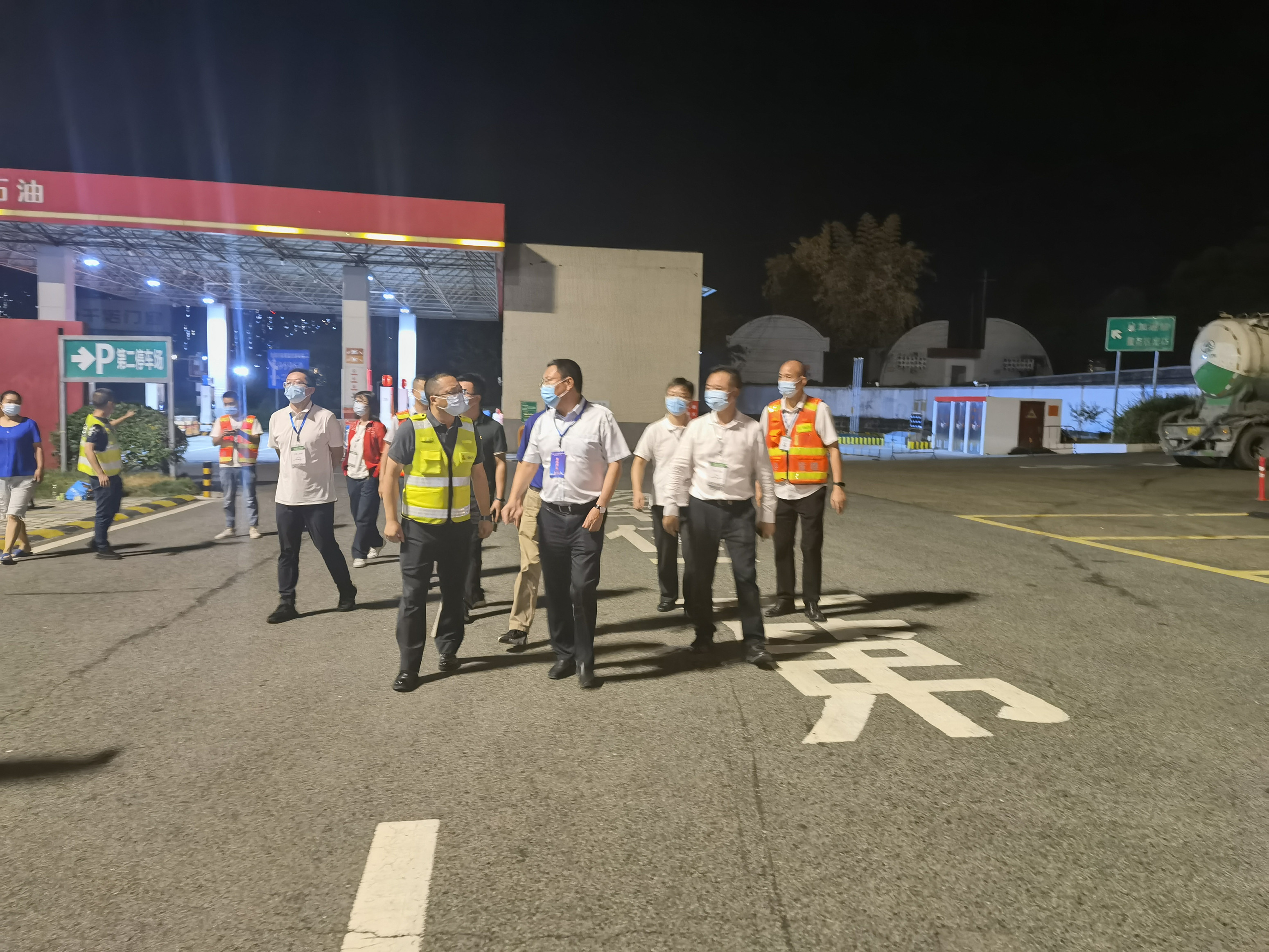 资阳市副市长贾发扬带队夜查成渝高速资阳服务区疫情防控工作