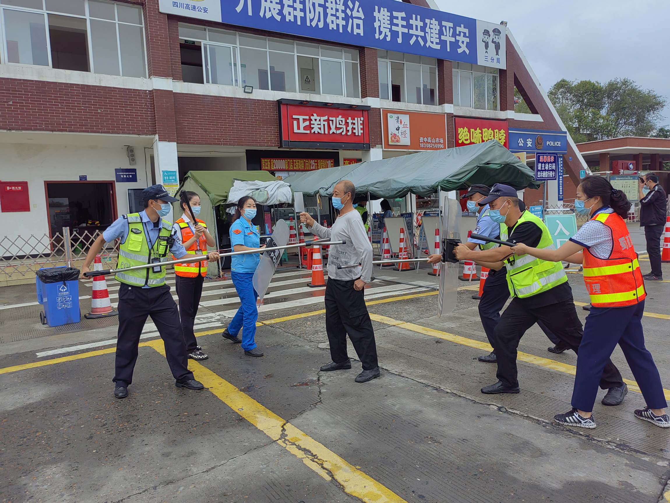 9.5+成渝高速资中停车区社治办开展防盗抢模拟演练+黄旭鹰