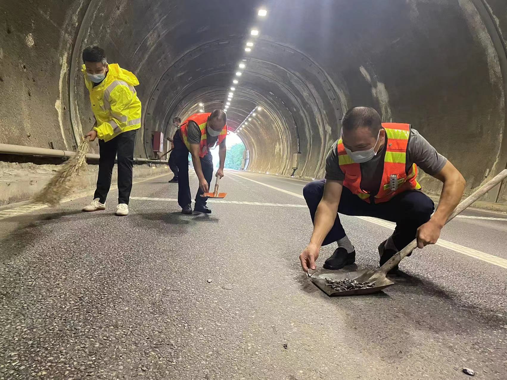 成都管理处路产管护队妥善处置路面散落铁渣事件