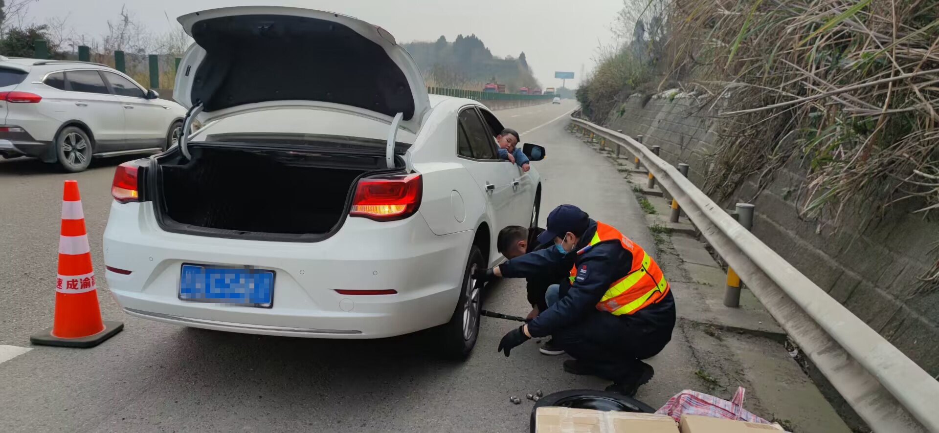 1.9+陈凌 冯镇山+资阳管理处全力保障春运期间群众平安出行