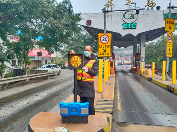 2023.1.11+成渝分公司+简讯：内江管理处强化道口安全行车引导+吴嗣芳_副本