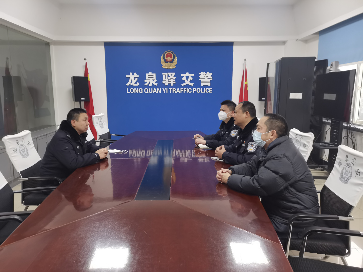 1.12+李亮+强化“高地协同”共筑安全防线——成都管理处联合高速交警与龙泉驿交警大队开展交流座谈会_副本