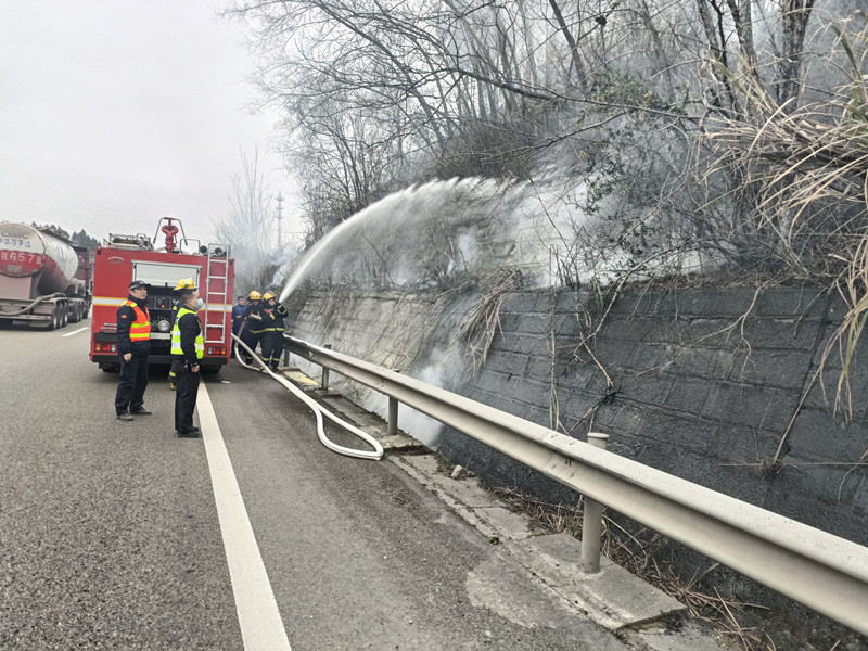 资阳管理处快速处置高速公路边坡突发山火