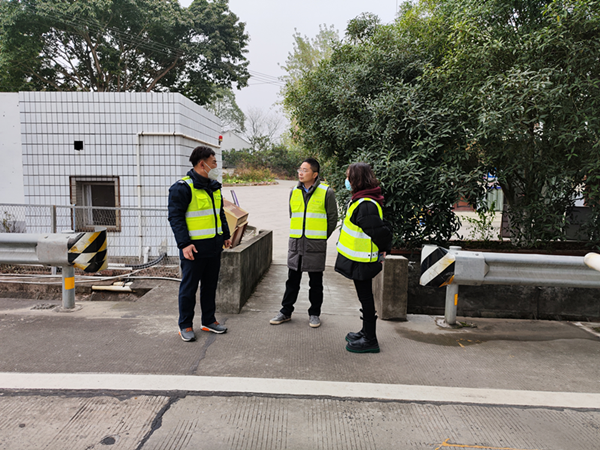 成渝分公司党委委员、副总经理邓勇到成渝高速龙泉湖收费站开展春节慰问暨保畅工作检查