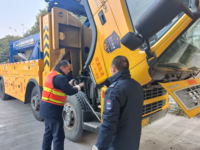 成都管理处路产管护队开展节后清排障车辆及机具检查工作