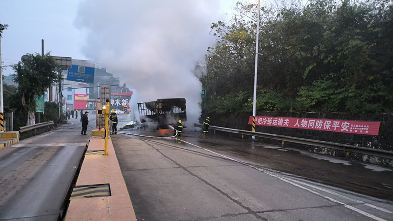 2022.12.29+成渝分公司+成渝高速内江联勤办快速处置货车火情+钟晓峰
