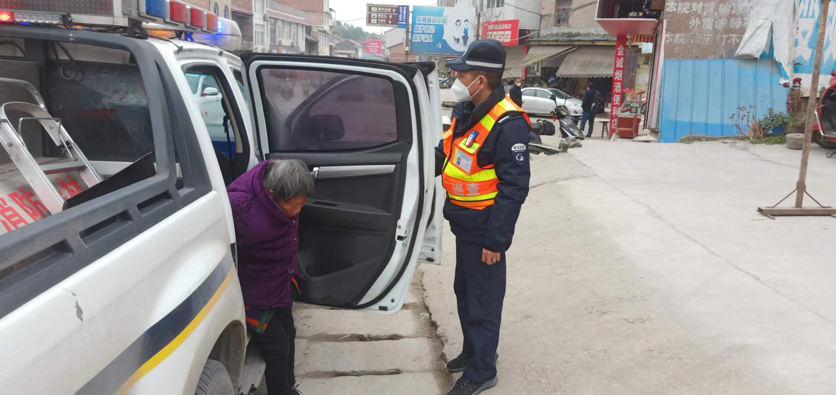 1.4+施卿国+资阳管理处护送误入高速公路老人顺利回家