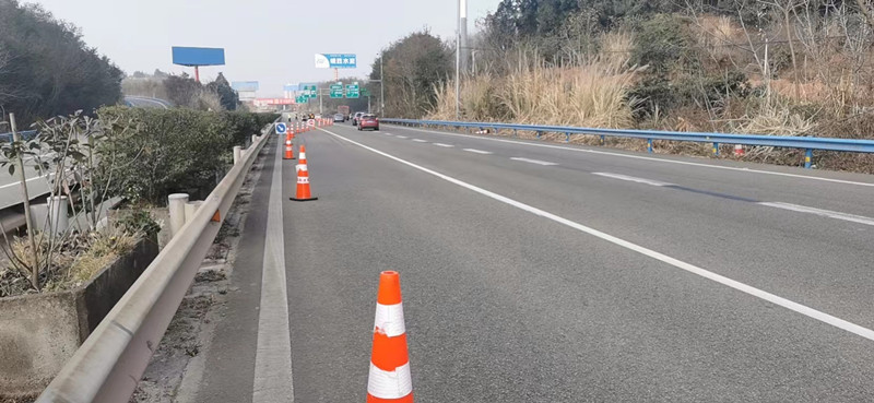 1.5+陶磊+成都管理处顺利完成国家电网线路穿跨越成渝高速交通管制分流保畅工作