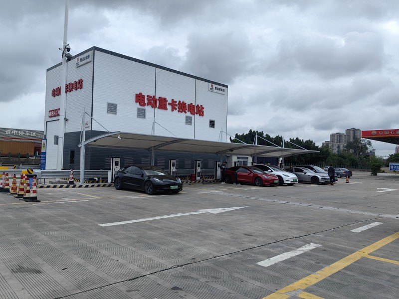 成渝高速资中停车区充电桩正式运营