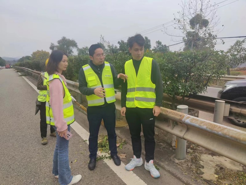 成渝分公司检查成渝高速公路养护施工作业情况