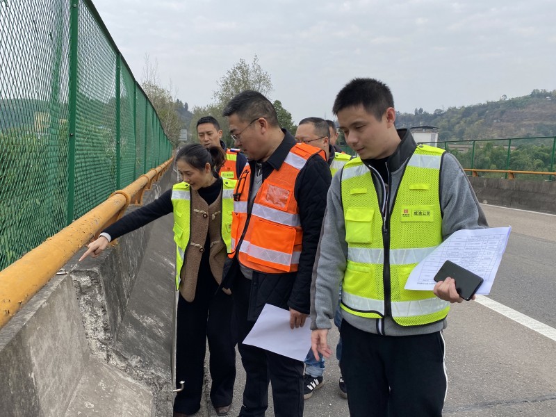 成渝公司建设管理部调研成渝高速专项养护工作