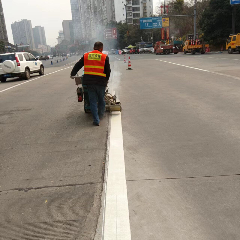 内江管理处完成收费站标线补划工作