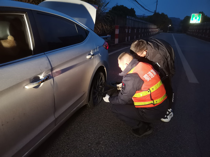成都管理处路产管护妥善处置故障车