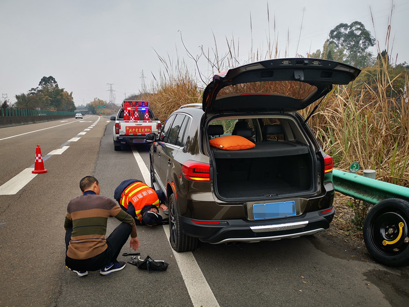 简讯：内江管理处路产管护队员热心助人善举彰显岗位练兵实效