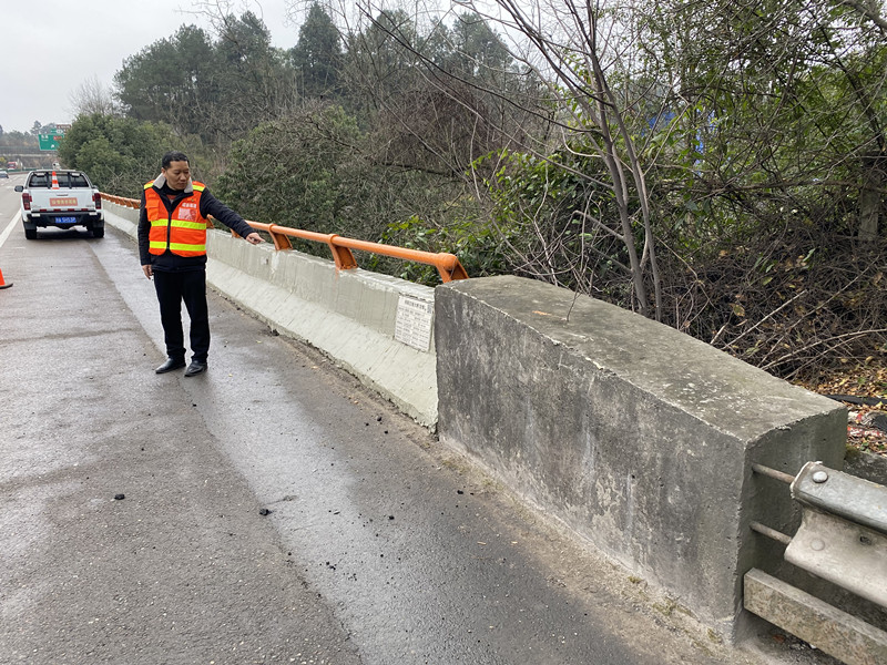 资阳管理处开展桥梁护栏与路基波形护栏搭接调查