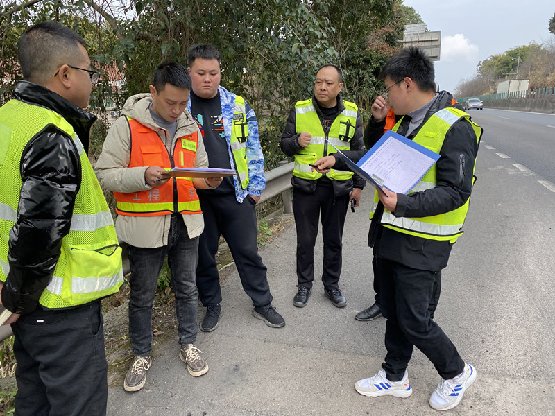 成渝分公司开展成渝高速资阳段路面病害现场调查