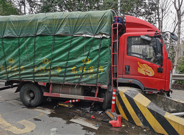 2023.2.19+成渝分公司+成渝高速银山收费站紧急处理交通事故雷海霞