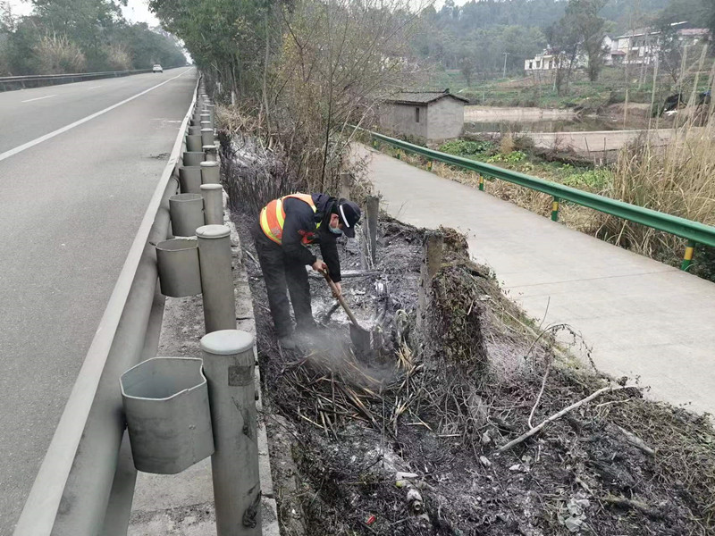 2023.2.2+成渝分公司+简讯：内江管理处快速扑灭边坡明火+李程