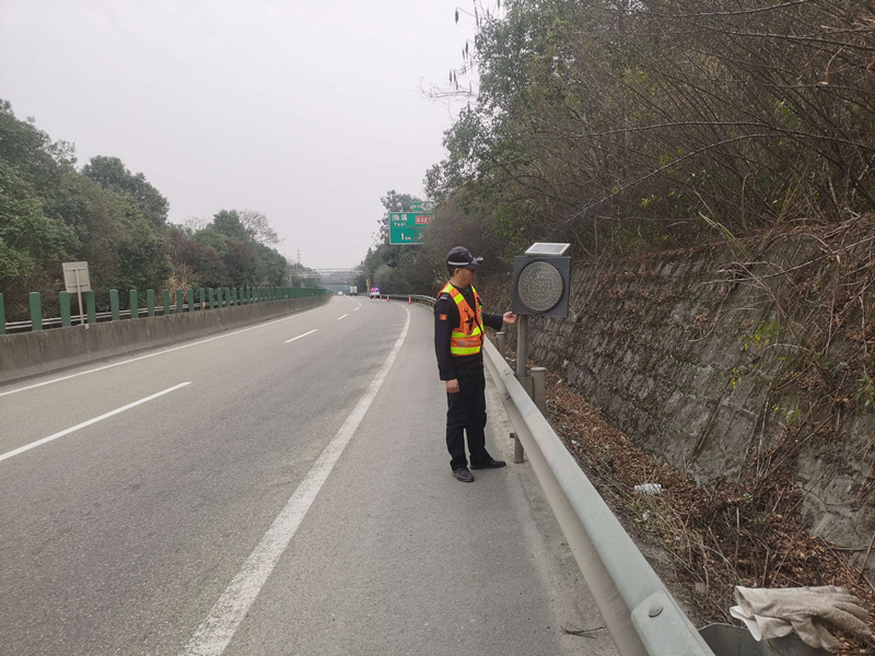 资阳管理处开展太阳能警示灯专项排查