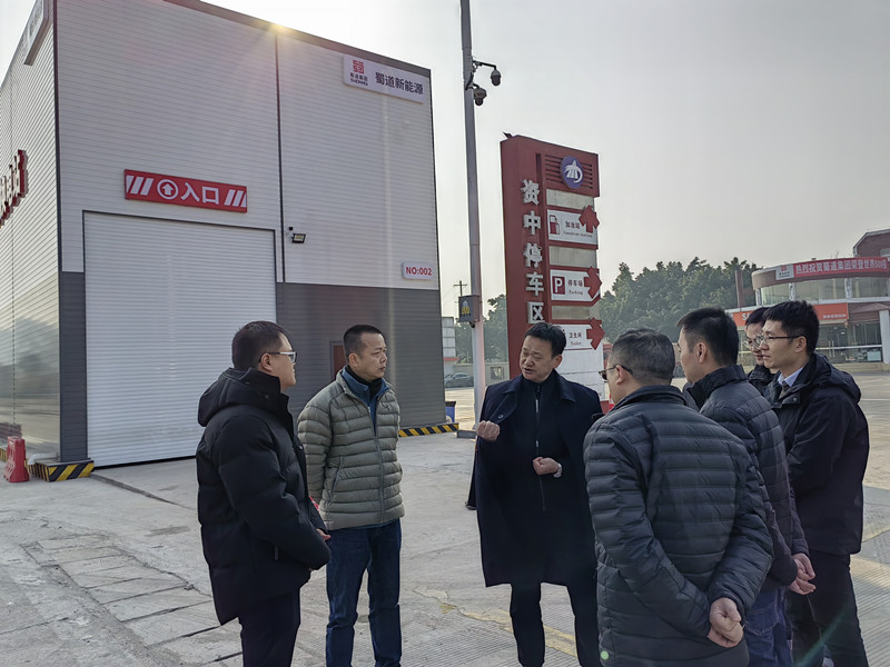 成渝公司督导成渝高速资中停车区重卡换电站建设项目