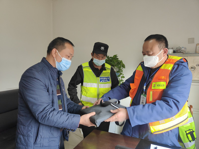 2.2+胡长海+成渝高速资阳服务区拾金不昧获赞扬