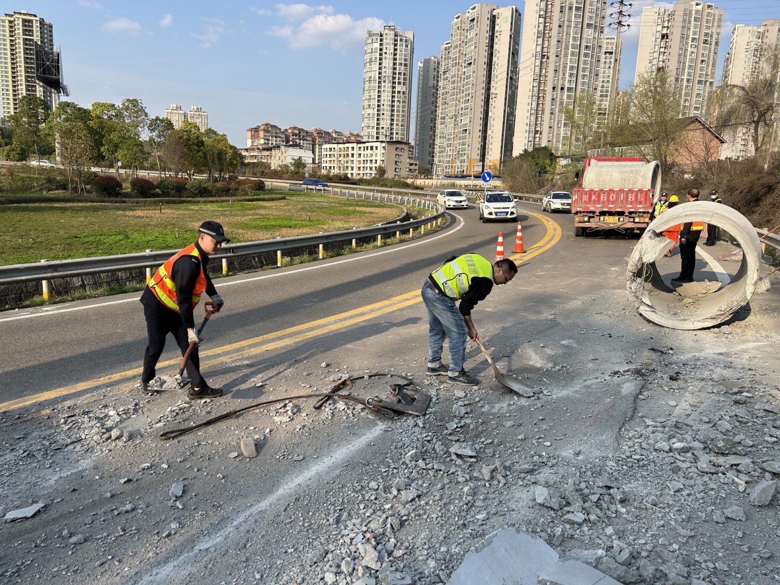 资阳管理处快速处置一起货车货物脱落交通事故