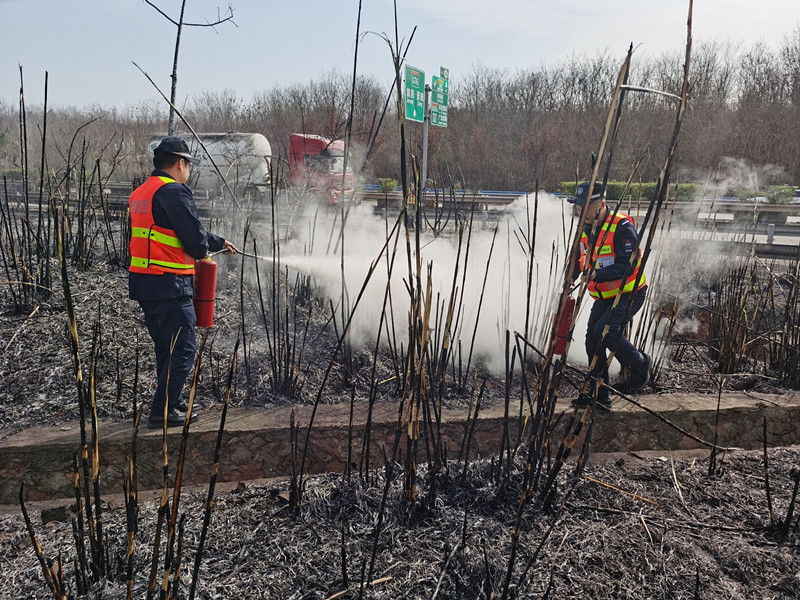 成都管理处路产管护积极配合消防救援部门成功处置火灾事故