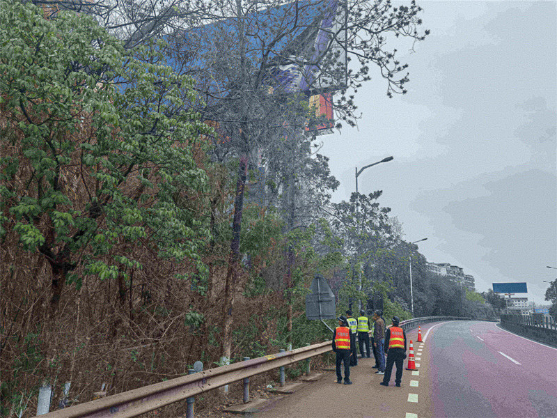 内江管理处及时拆除破损广告护航车辆平安通行