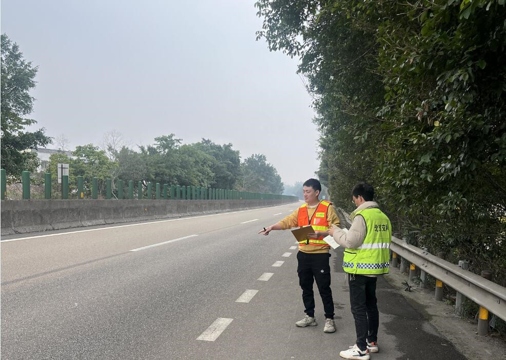内江管理处开展路面病害徒步调查工作