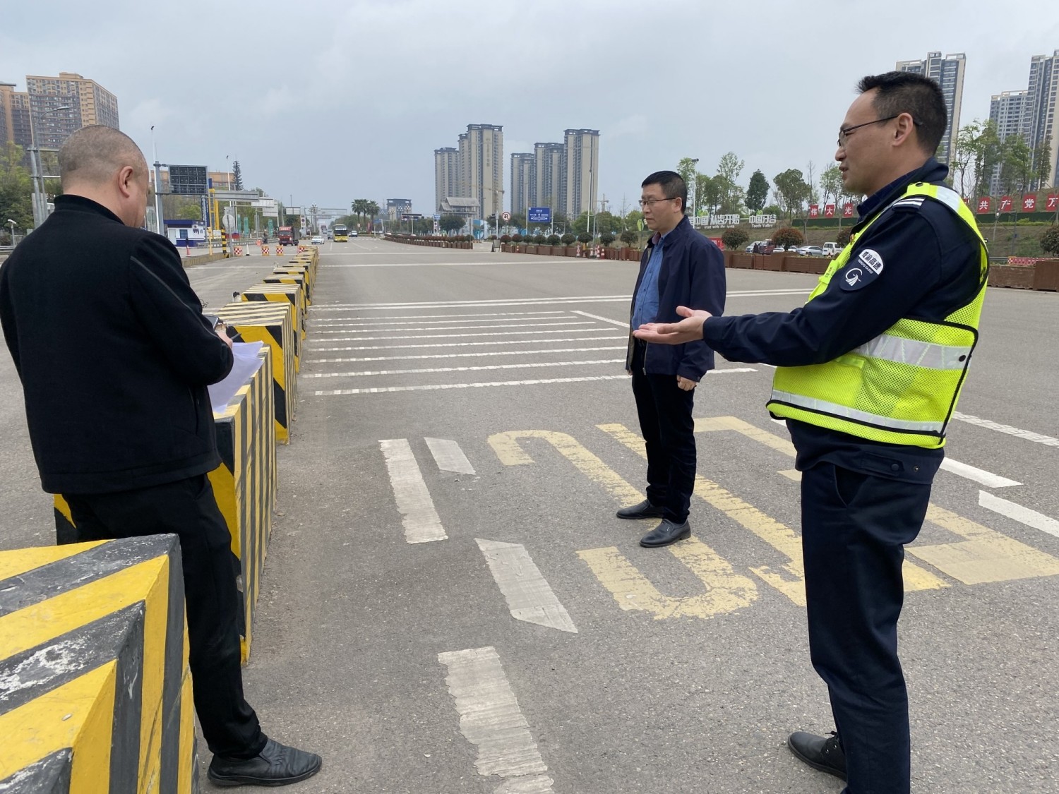 资阳管理处扎实开展路域环境整治工作