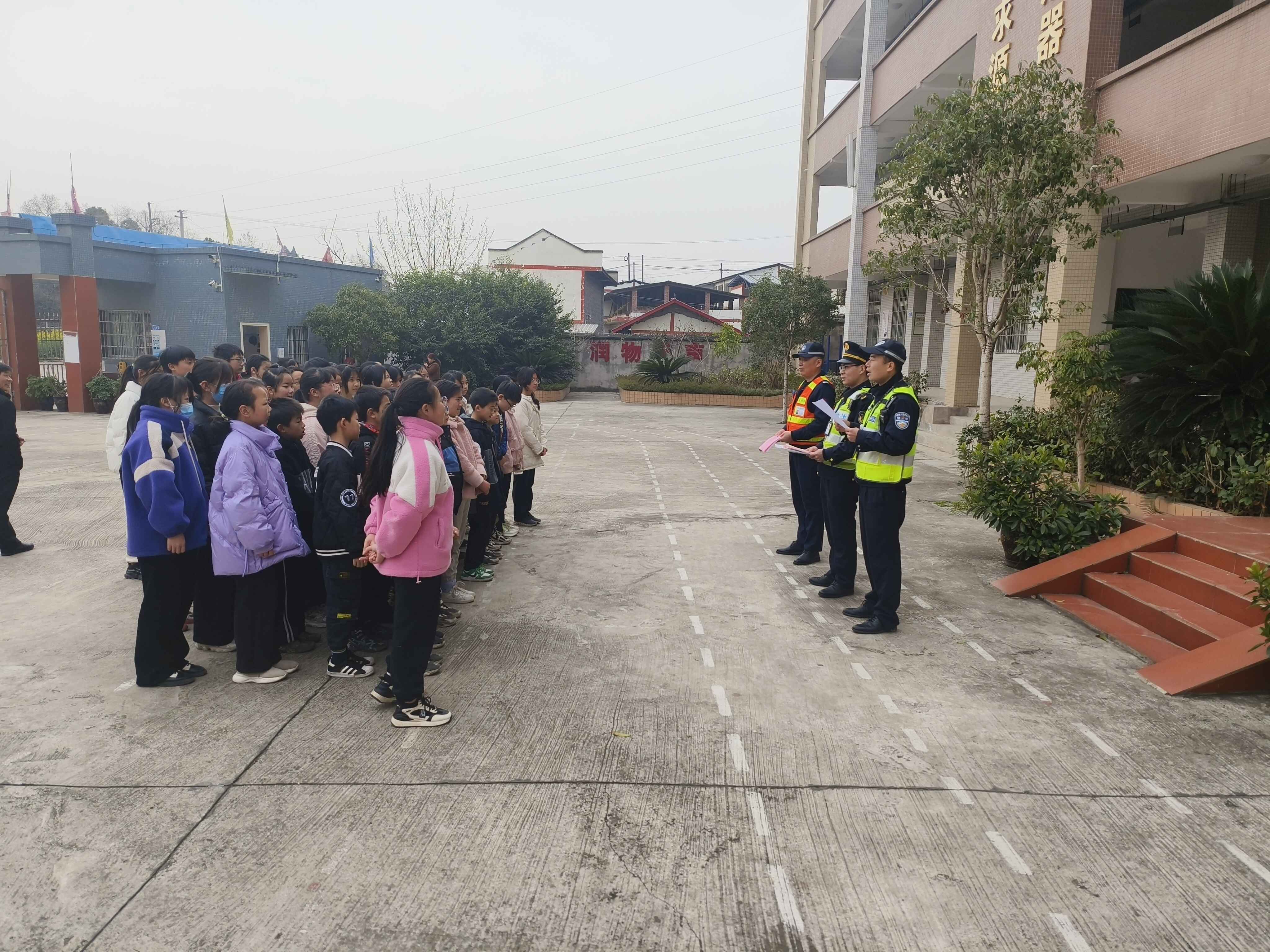 成渝高速资阳联勤办开展“全国中小学生安全教育日”安全宣传活动