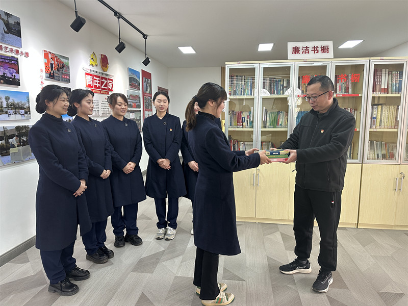 内江管理处工会开展女职工普法宣传活动