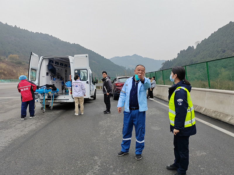 成渝高速成都收费站热心救助病危人员