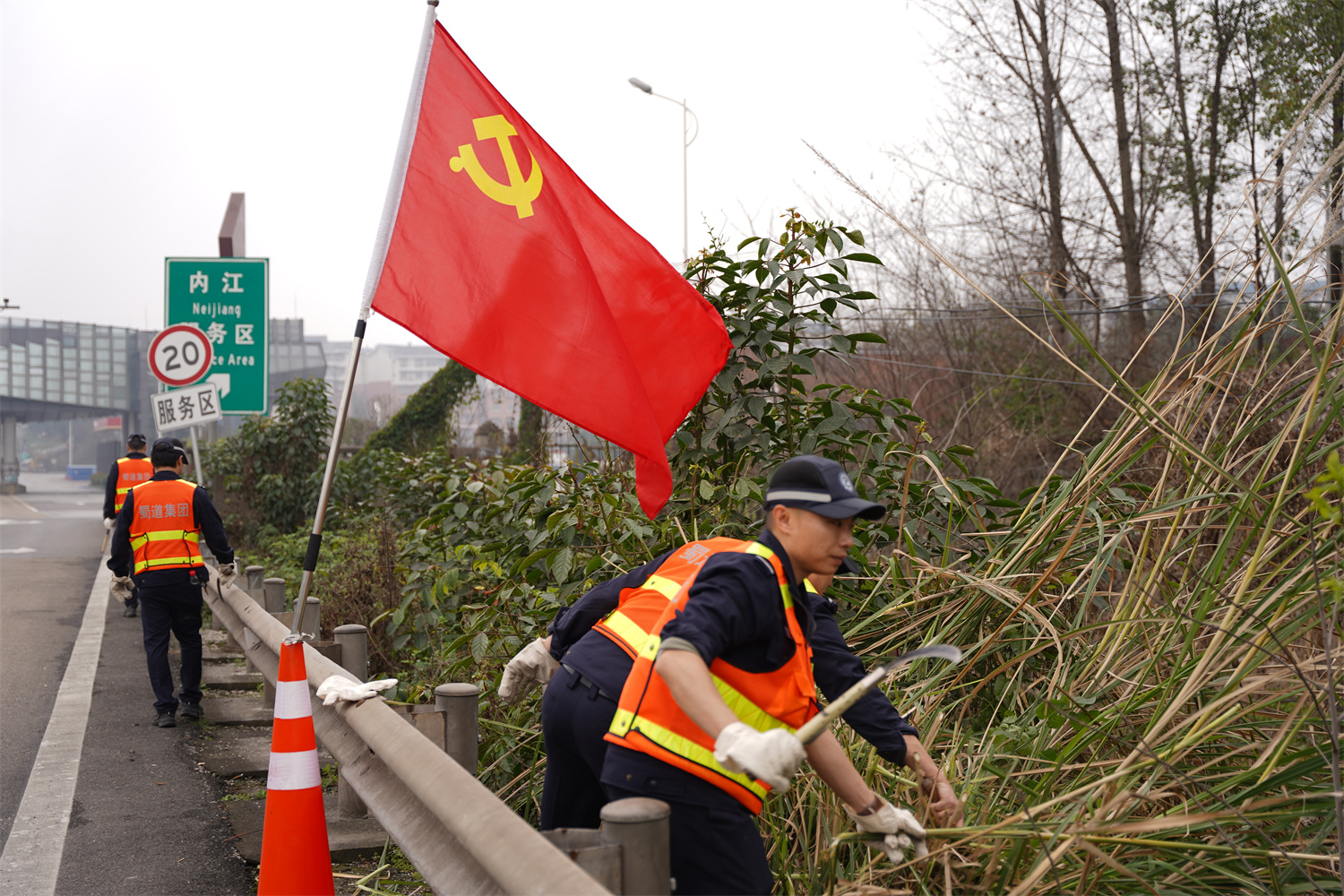 内江管理处开展“清理高速杂草 保障消防安全”专项行动