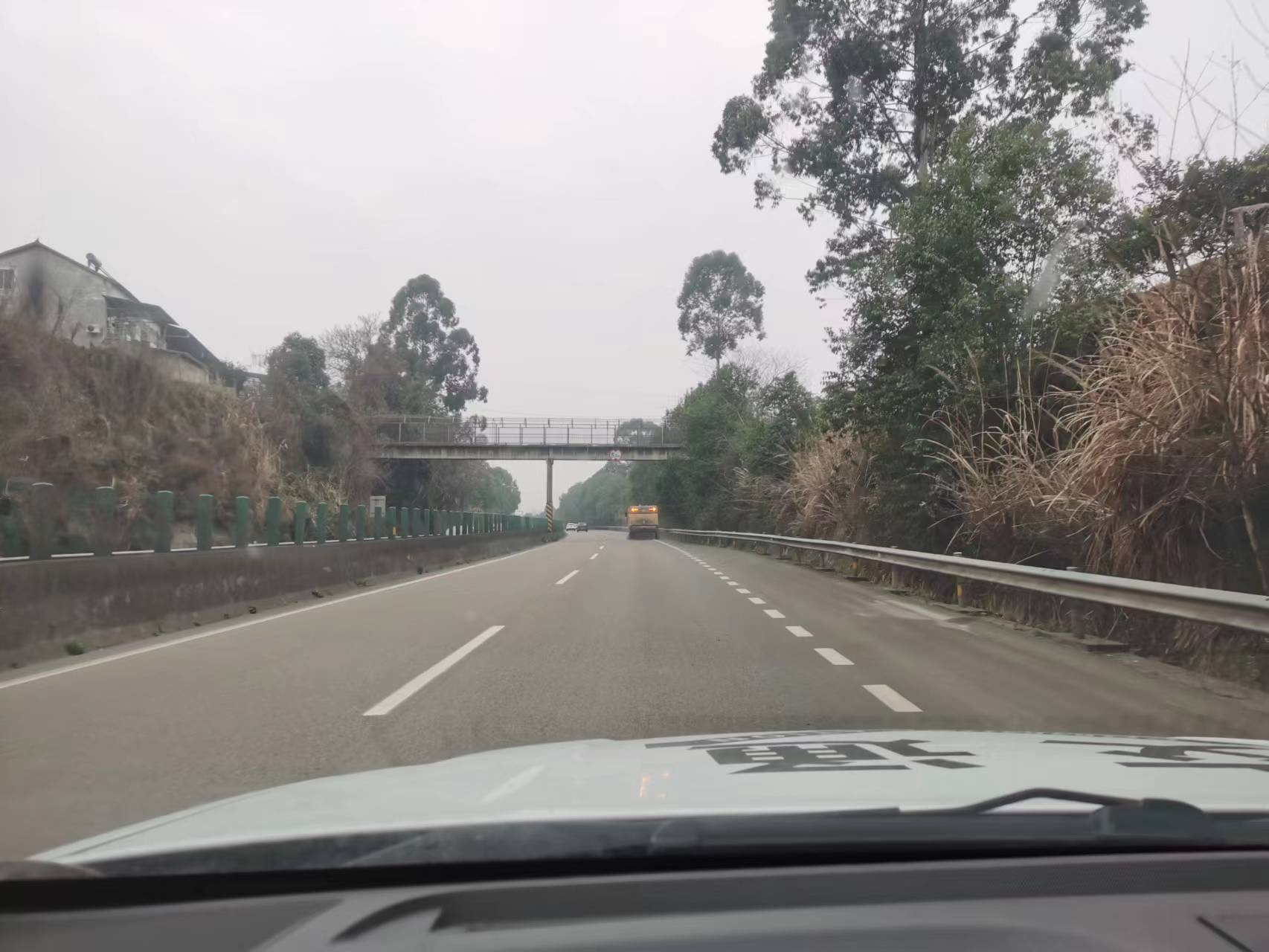 3.7+李林+资阳管理处“机械化+人工”清扫方式助力路域环境整治