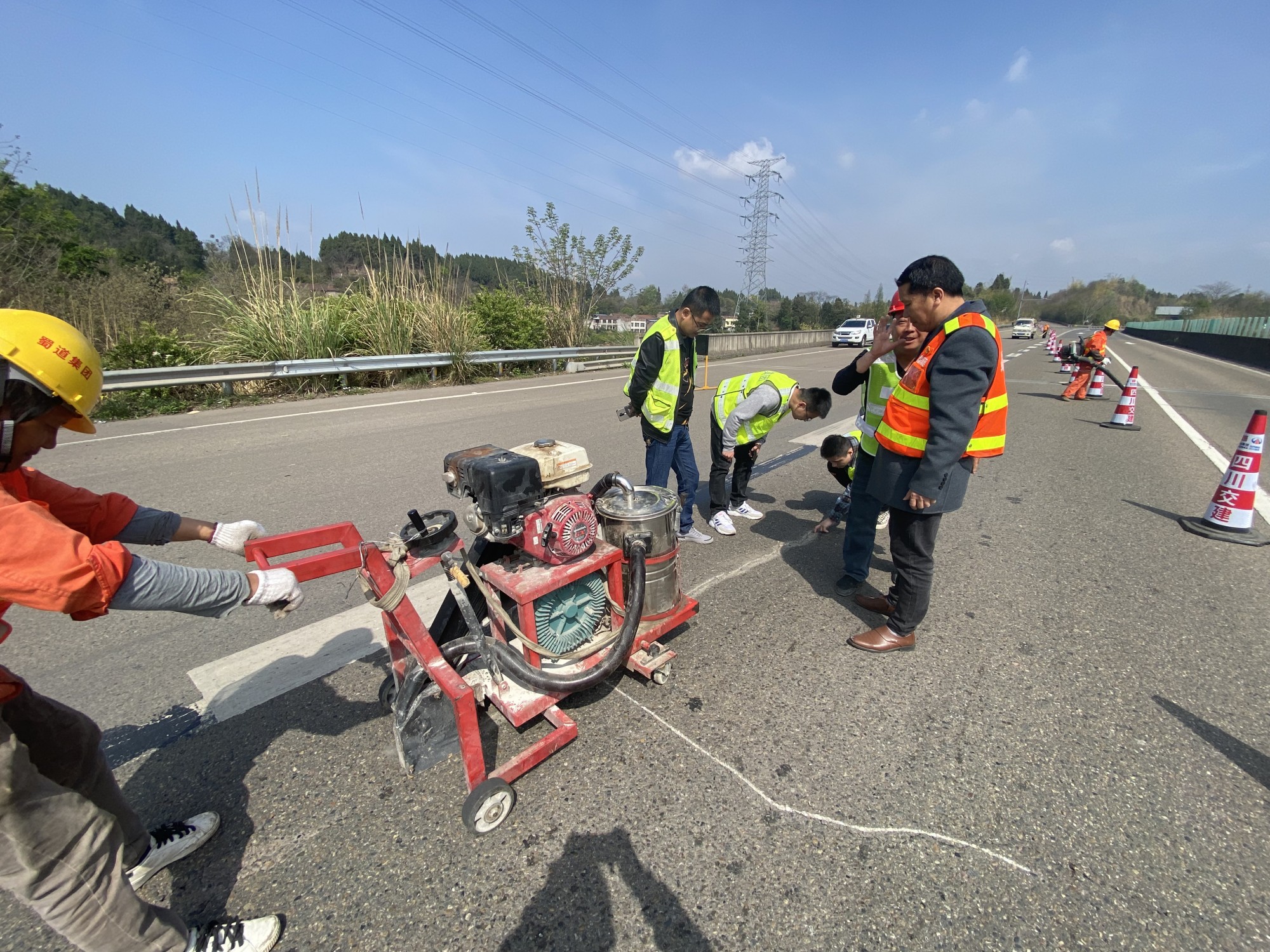 资阳管理处积极开展路面灌缝作业