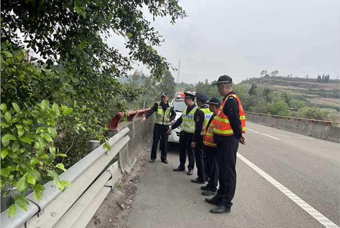 内江管理处联合高速公安开展护栏端头隐患排查工作