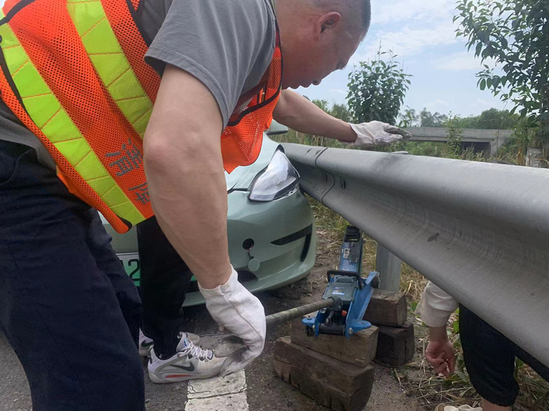 成都管理处妥善处置事故车辆获好评