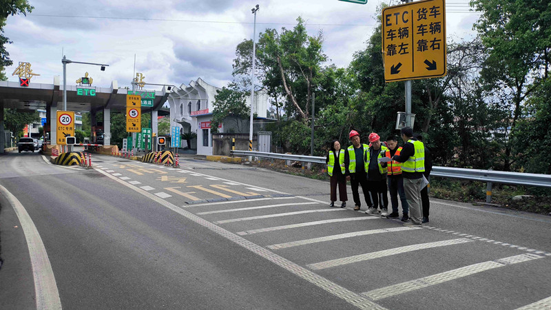 成渝分公司验收成渝高速内江段ETC通行效率提升工程