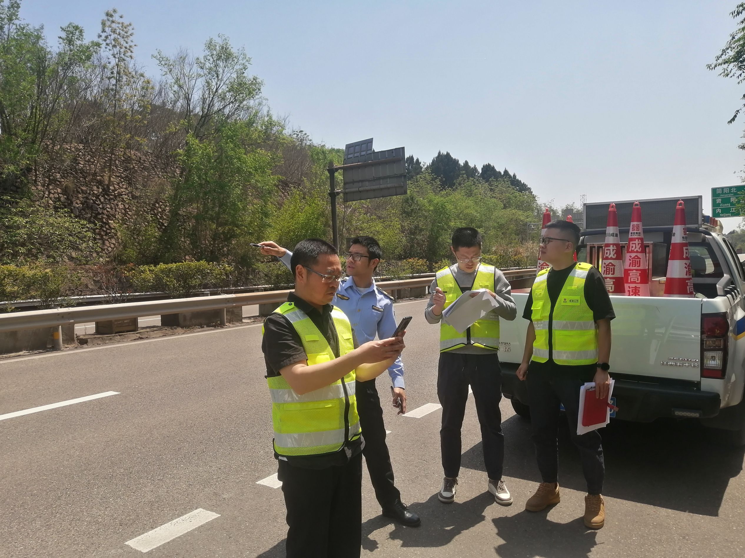 成都管理处扎实开展广告设施清理整治工作