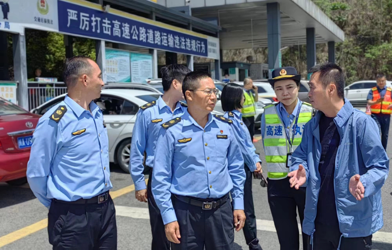 省交通执法总队(厅高管局)督导成渝高速公路“五一”安全保畅工作