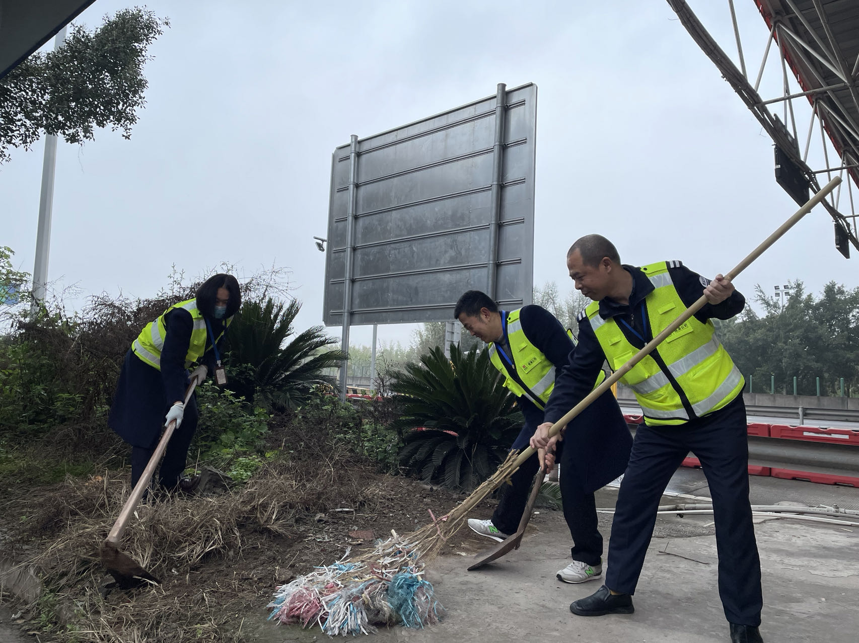 春风送暖 “植”此青绿 ​ 成渝高速渔箭收费站开展绿化行动