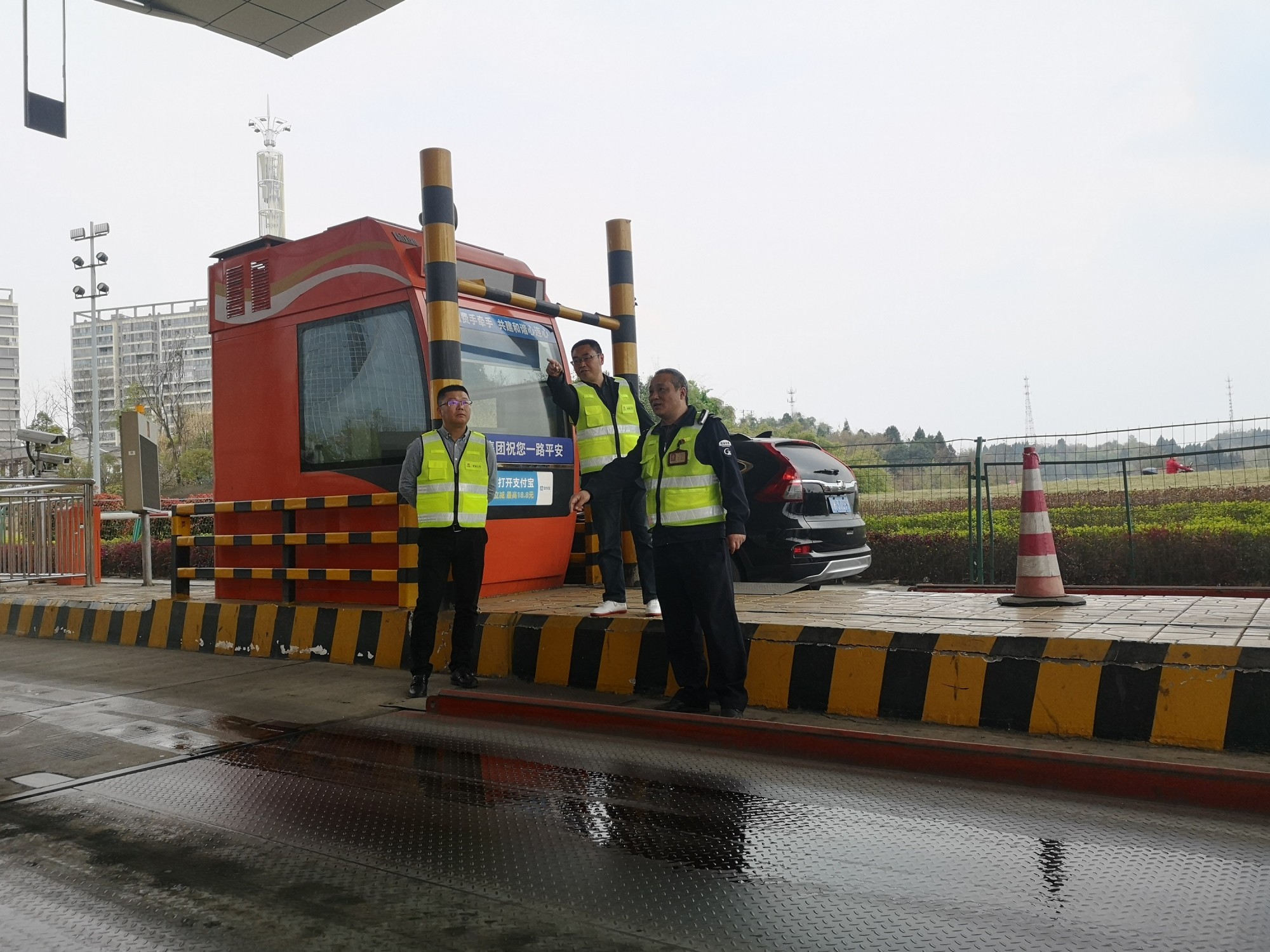 成渝分公司检查成渝高速简阳北收费站缓堵保畅工作