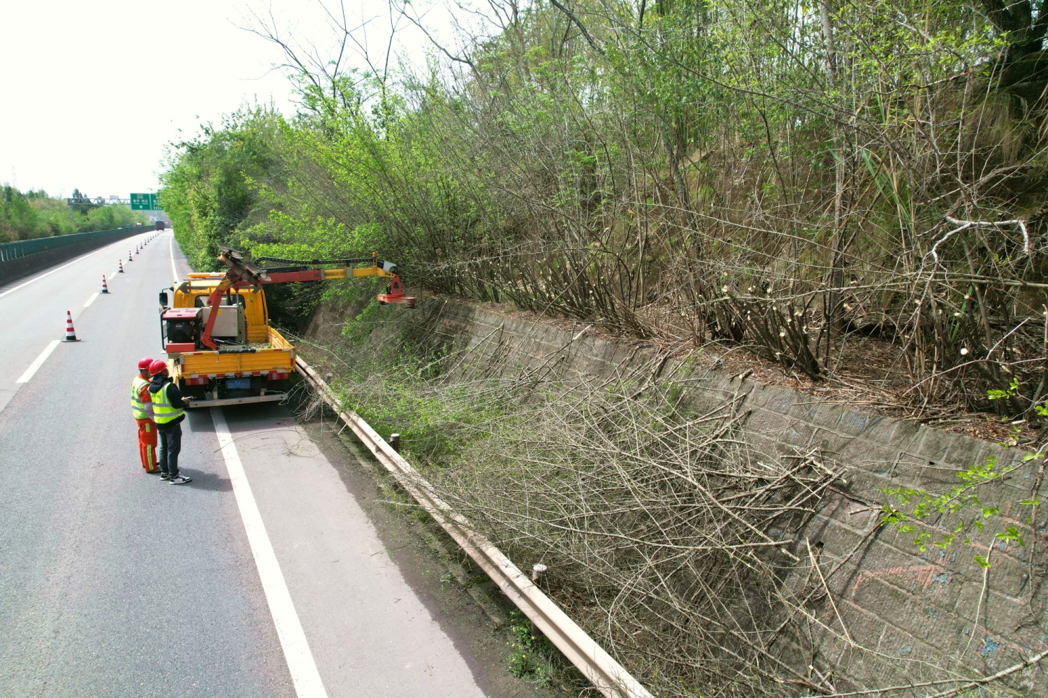 资阳管理处开展绿化养护机械化作业试点工作