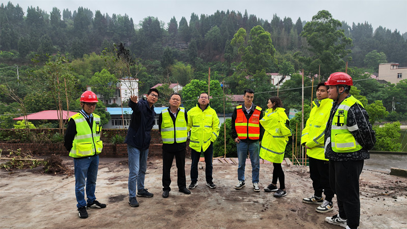 成渝公司建设管理部现场踏勘成渝高速沉降路段