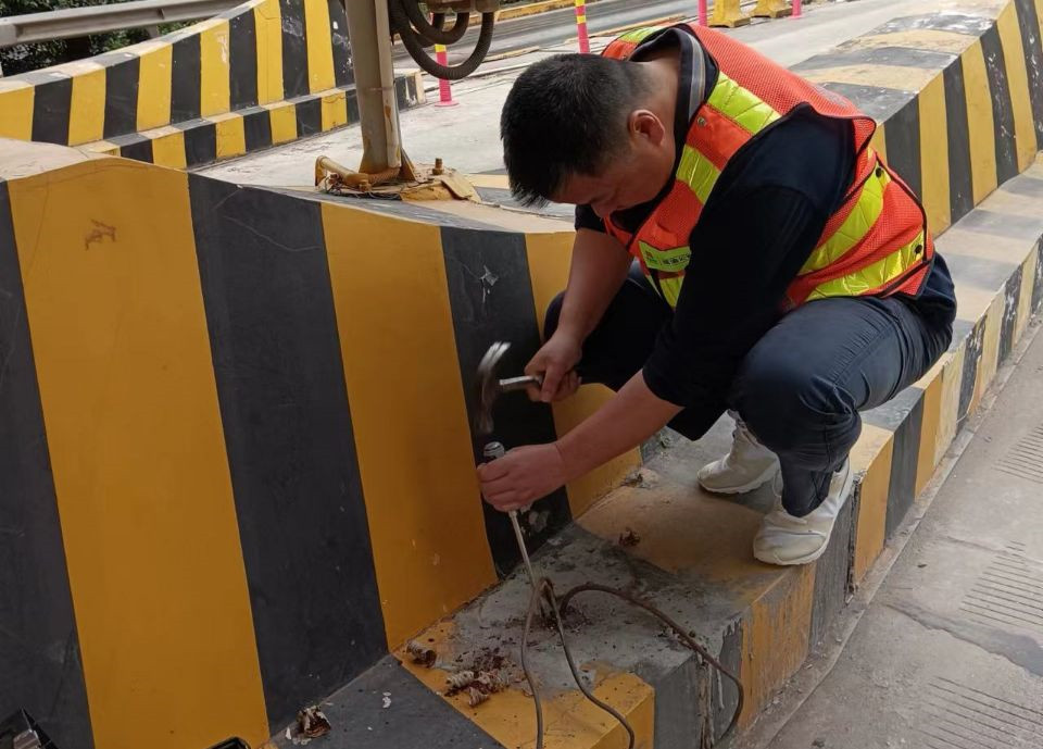 5.15+牛元昊+成都管理处双科室并肩推进路域环境整治工作_副本