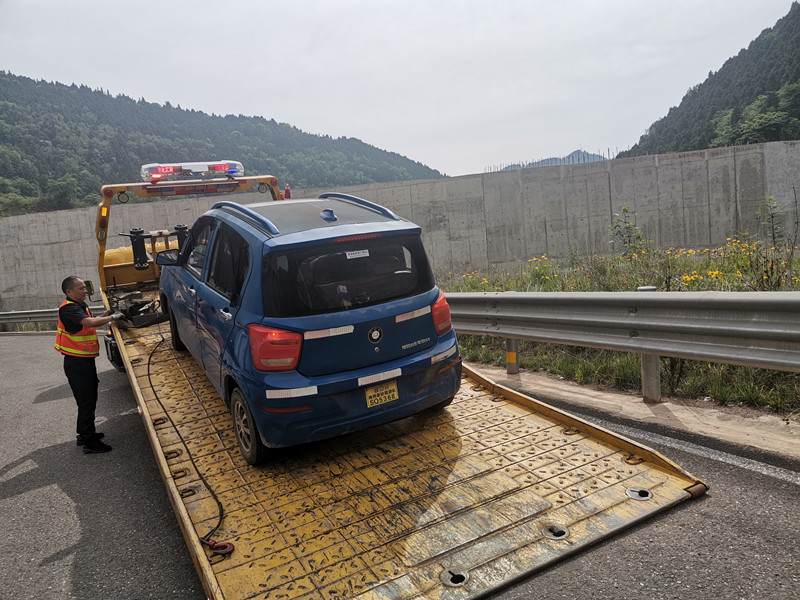 5.15+张令+成都管理处推进高速公路行人上路专项整治行动